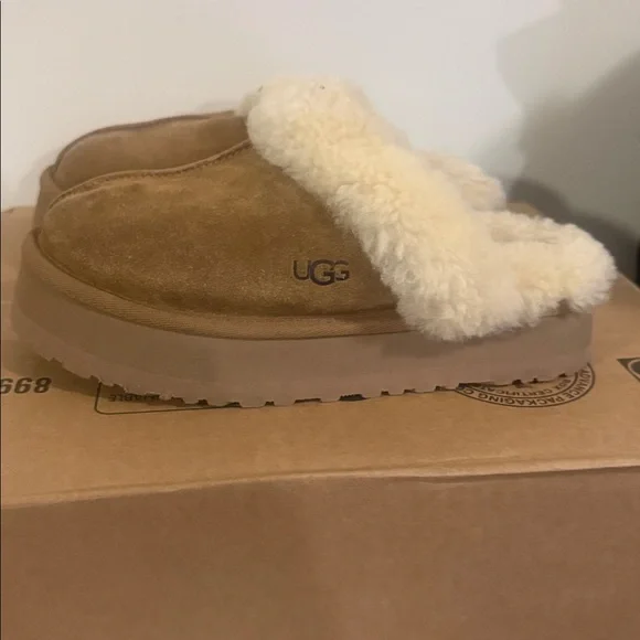 UGG Tan and Cream Shearling Slippers for kids - Picture 11 of 12